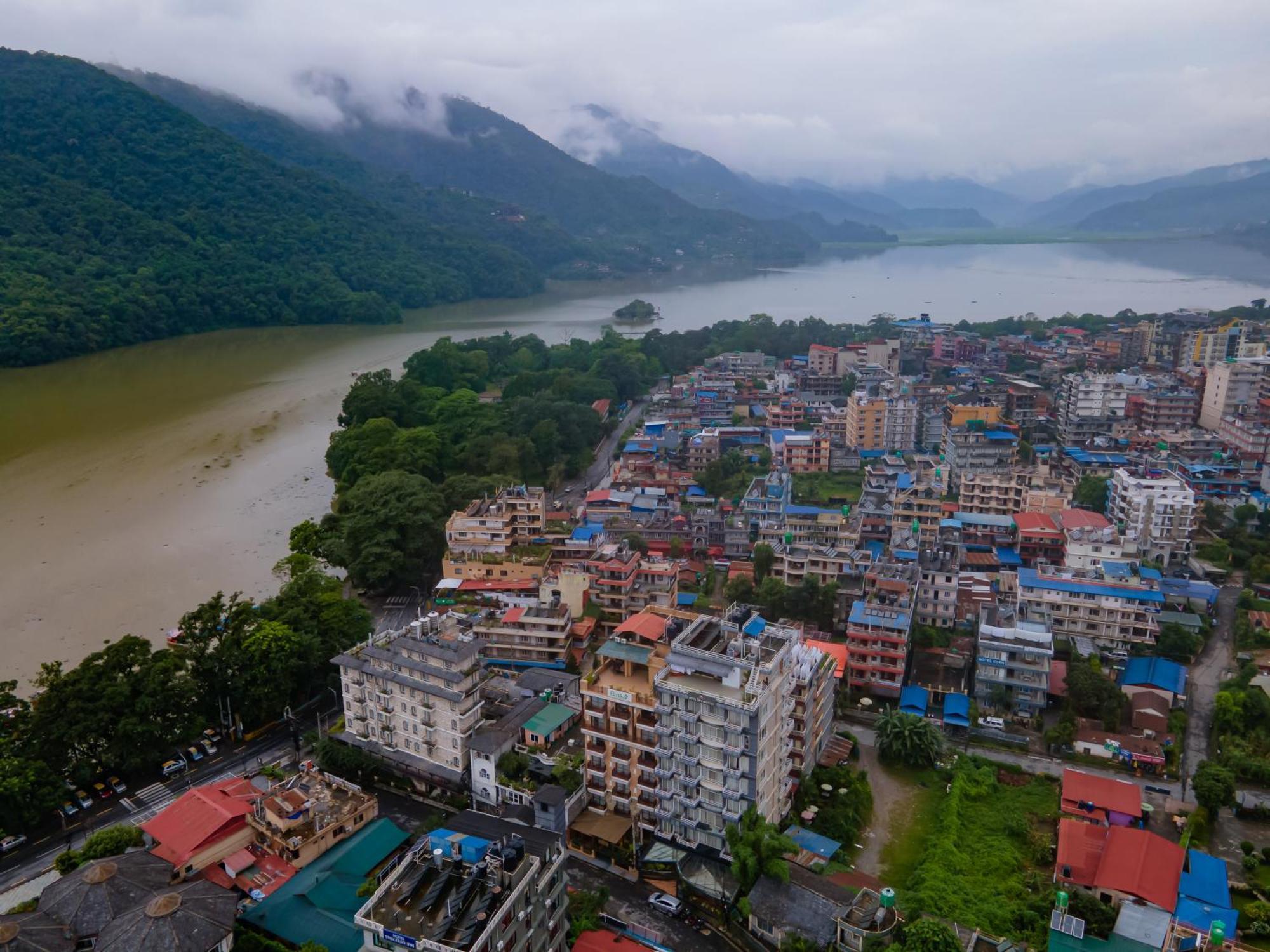 Hotel Pokhara Batika Esterno foto