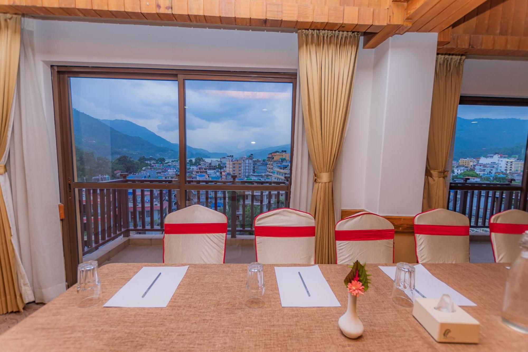 Hotel Pokhara Batika Esterno foto