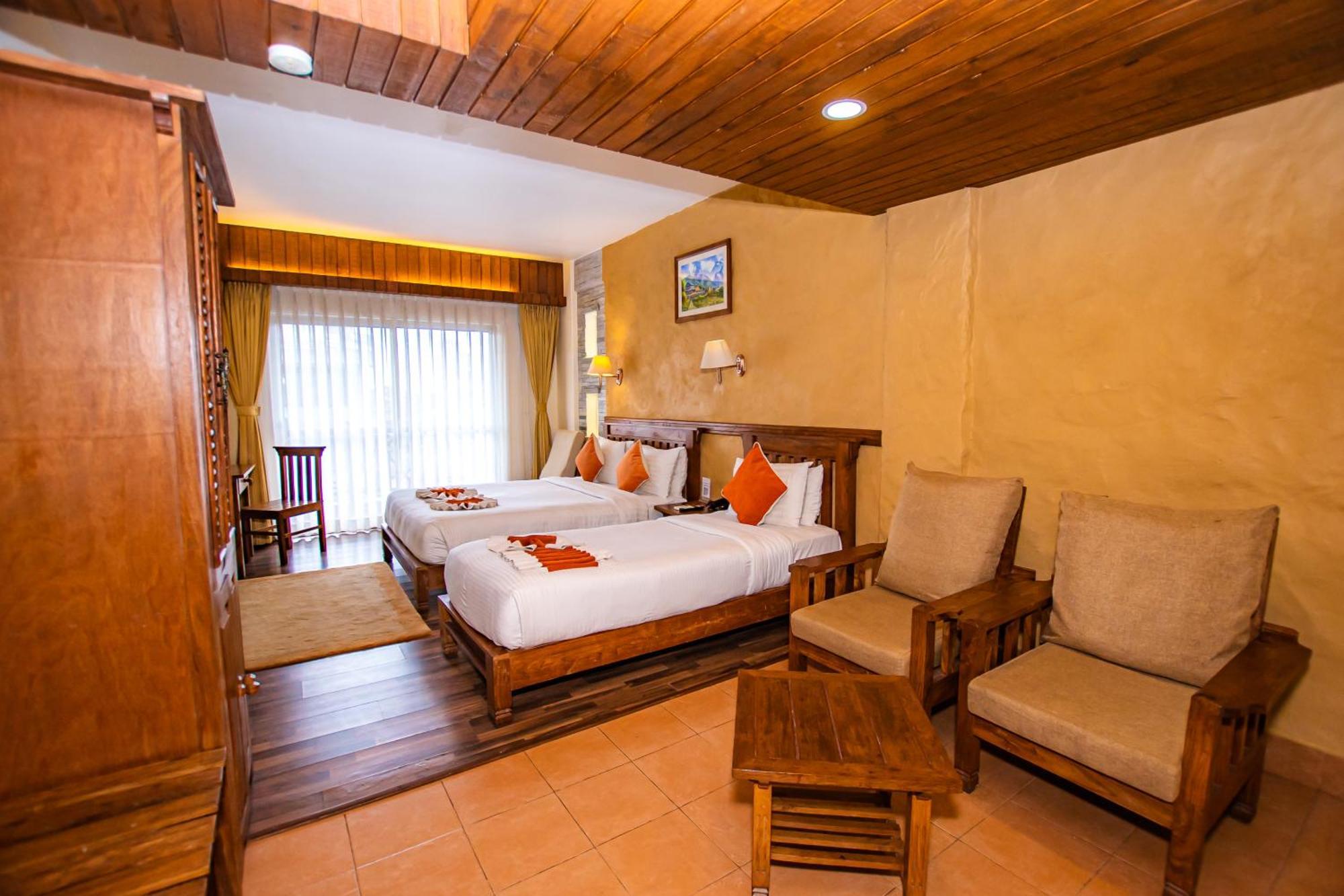 Hotel Pokhara Batika Esterno foto