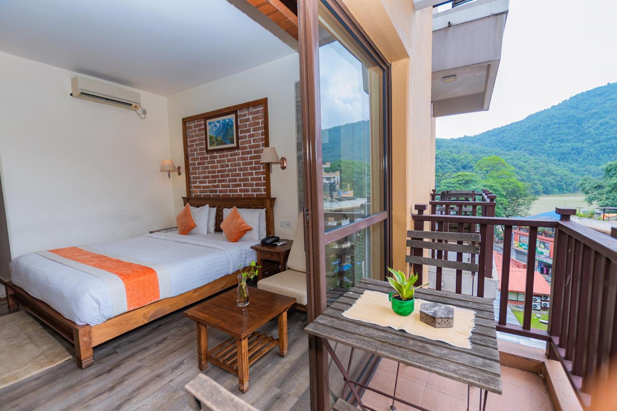 Hotel Pokhara Batika Esterno foto