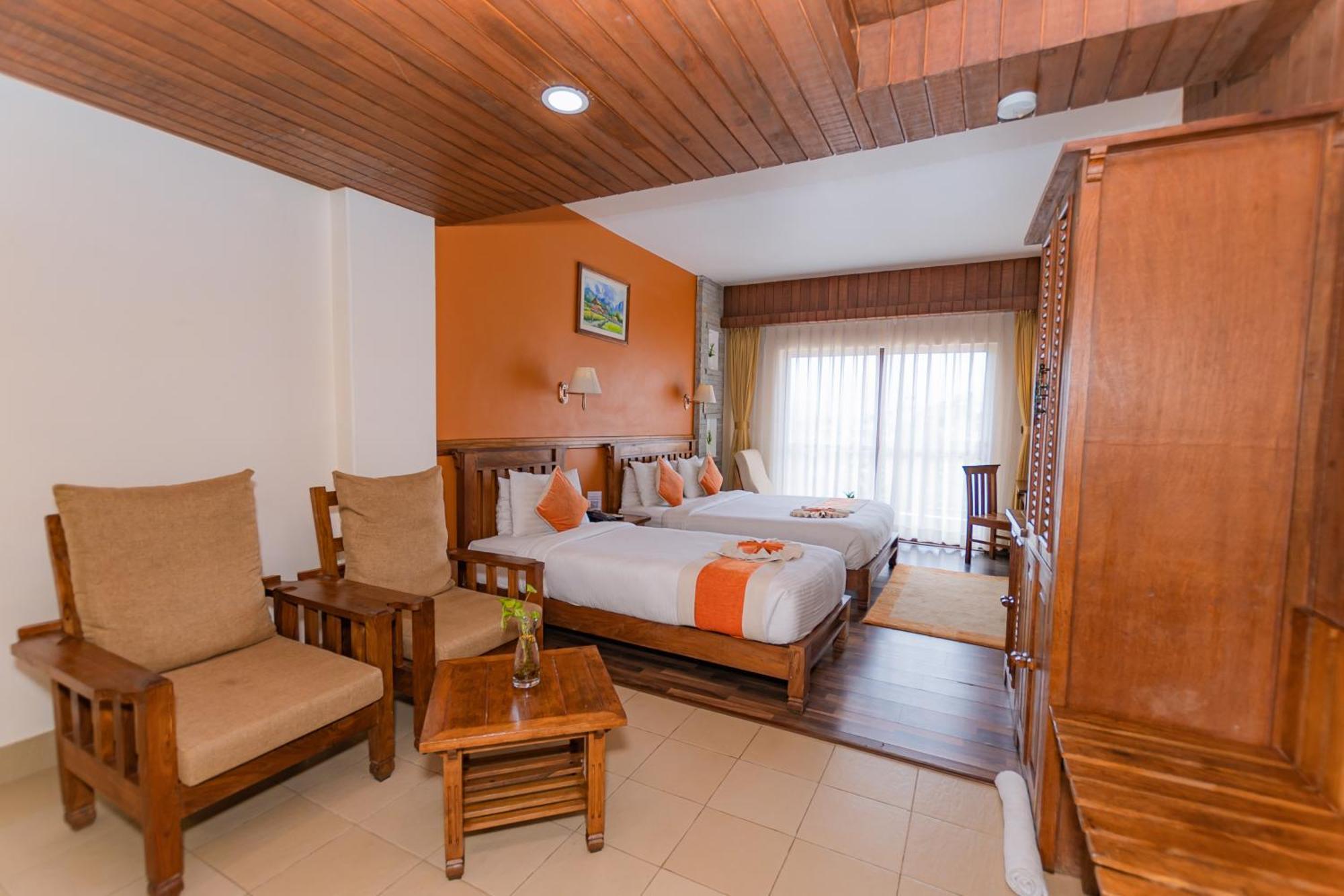 Hotel Pokhara Batika Esterno foto