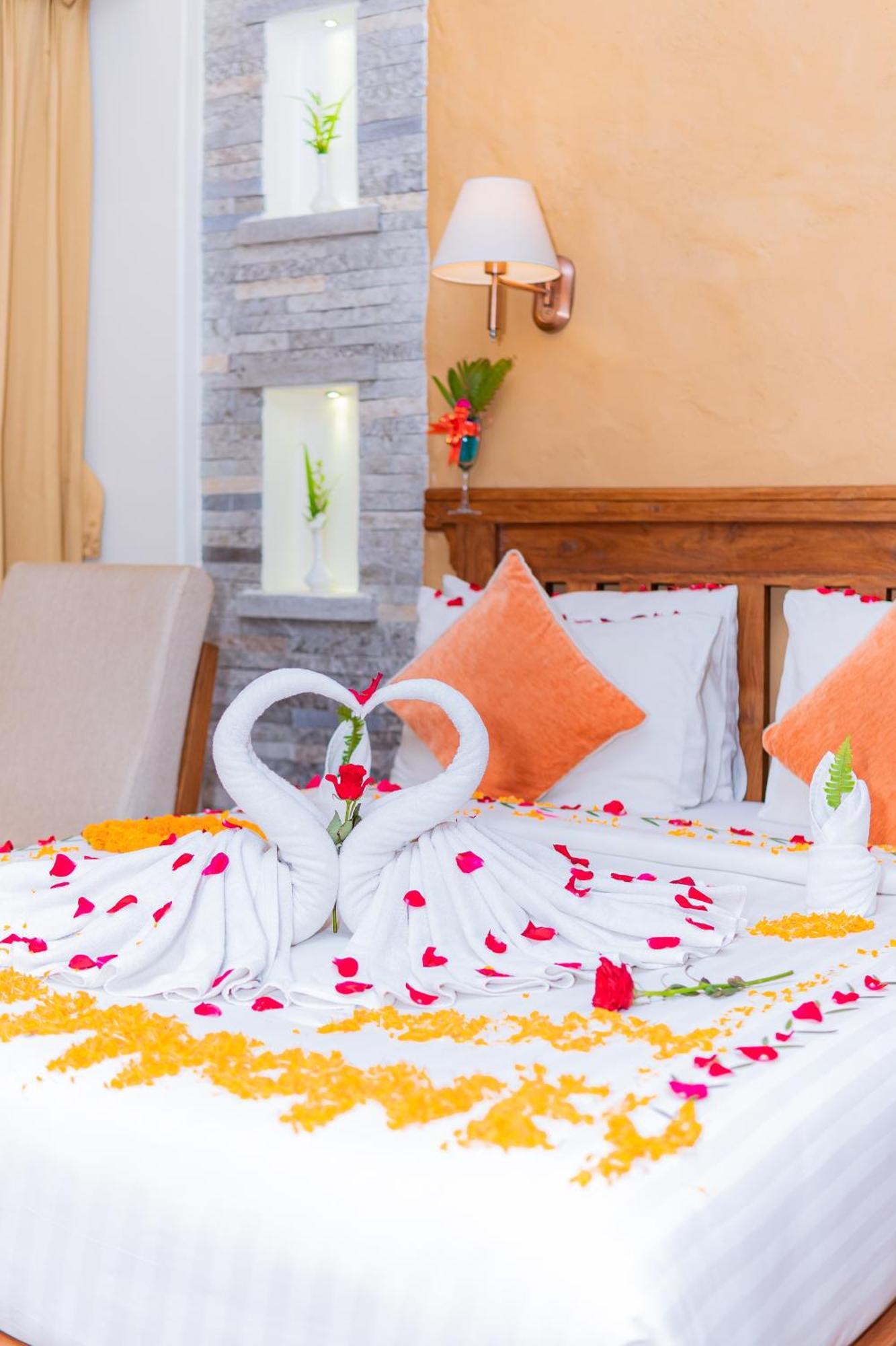 Hotel Pokhara Batika Esterno foto