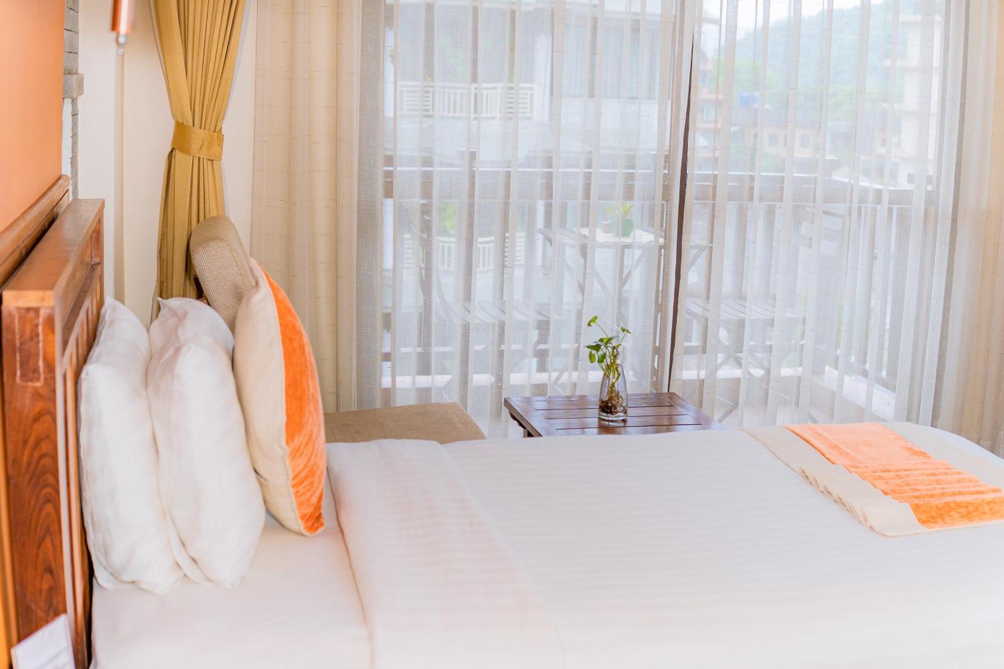 Hotel Pokhara Batika Esterno foto