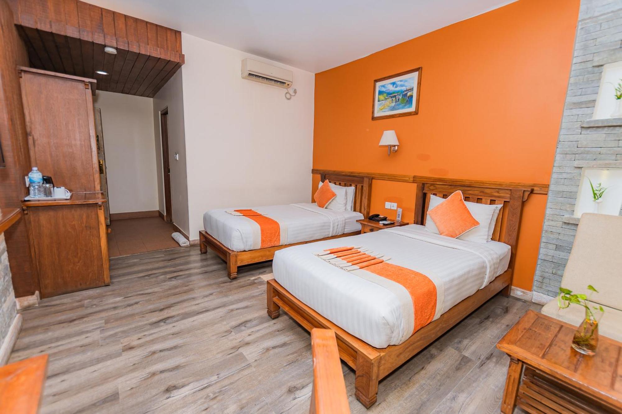 Hotel Pokhara Batika Esterno foto