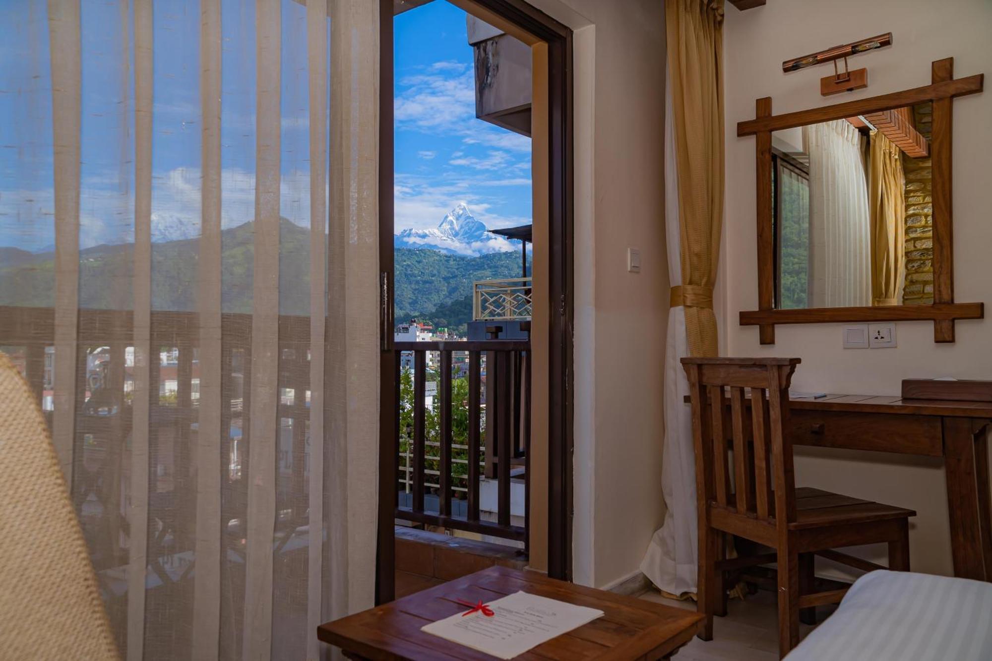 Hotel Pokhara Batika Esterno foto