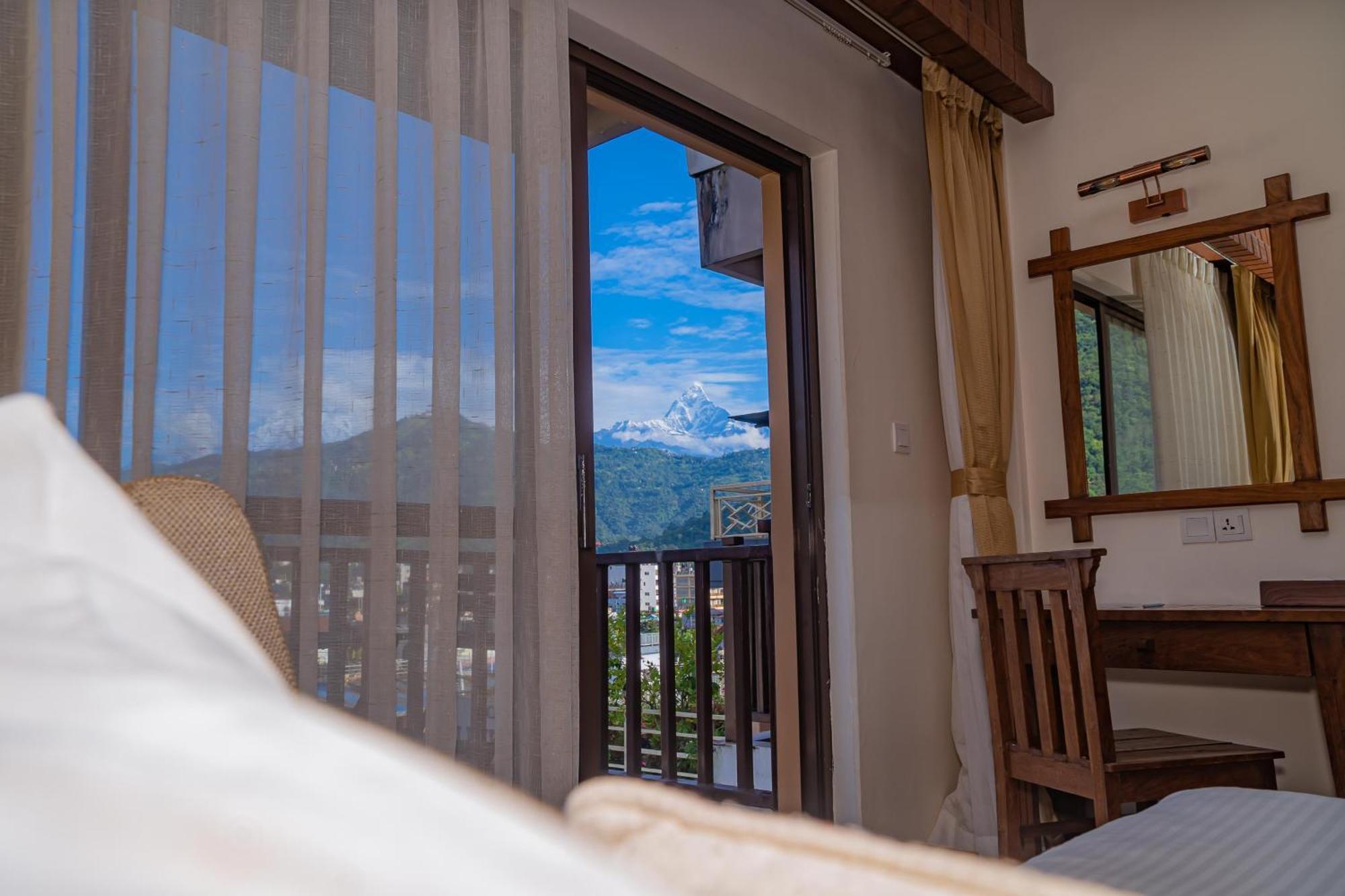 Hotel Pokhara Batika Esterno foto